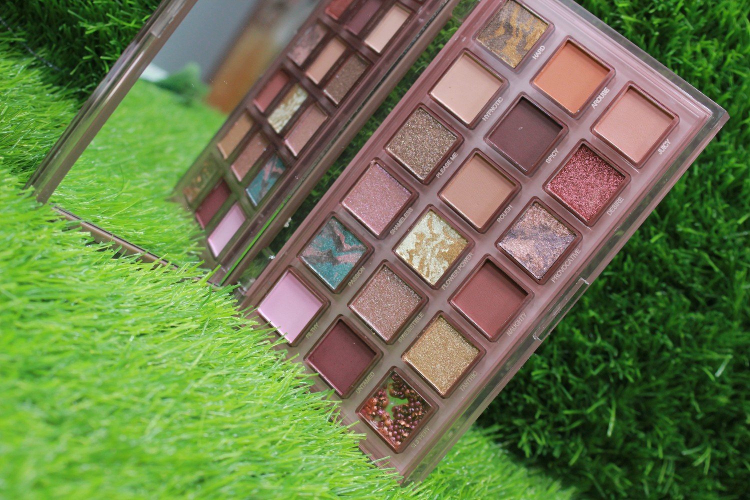Huda Moji Nude Naughty Eye Shadow Pallet
